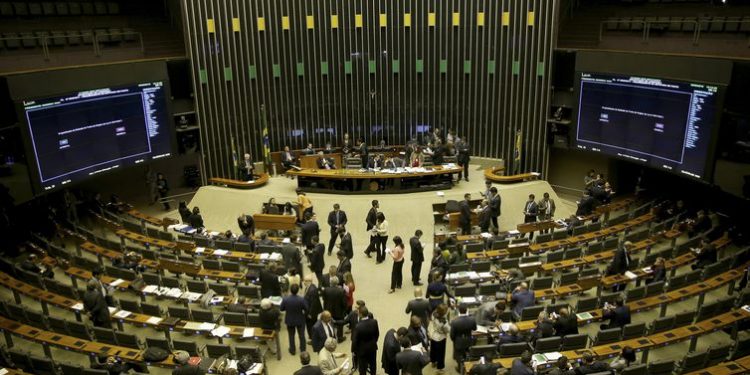 Deputados federais gastam R$ 3,8 milhões com telefones em 2020