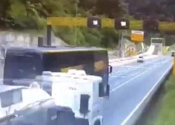 Vídeo mostra momentos antes de ônibus tombar na BR-376 em acidente com 19 mortes