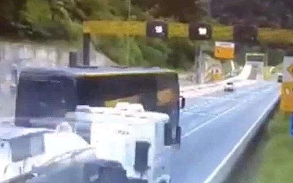 Vídeo mostra momentos antes de ônibus tombar na BR-376 em acidente com 19 mortes