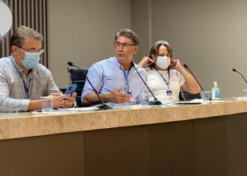 Em votação apertada, prefeitos da Amop decidem seguir decreto estadual