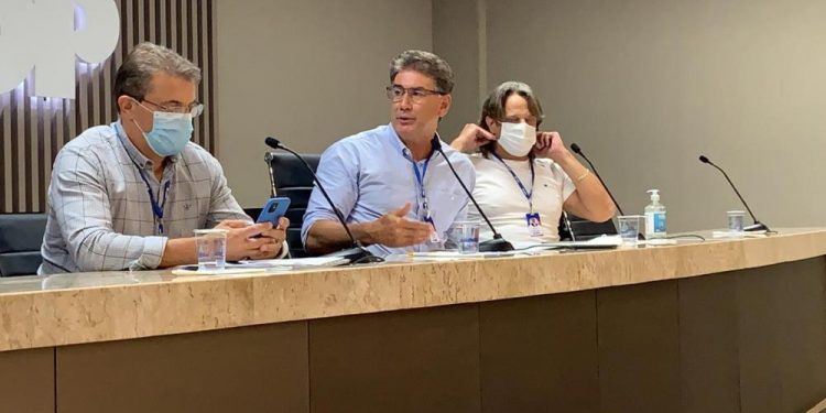 Em votação apertada, prefeitos da Amop decidem seguir decreto estadual