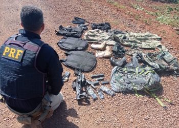 PRF prende criminoso com pistola e equipamentos para assaltos no oeste