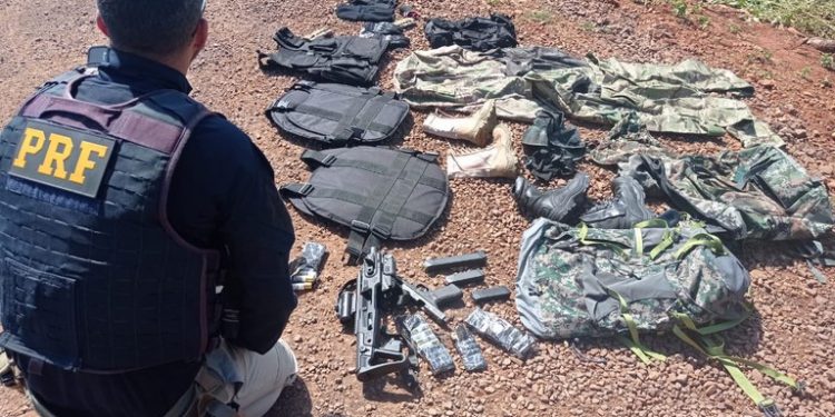 PRF prende criminoso com pistola e equipamentos para assaltos no oeste