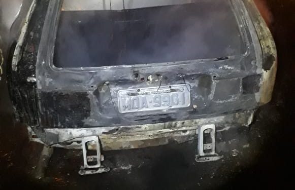 Carro em chamas é encontrado no Três Lagoas