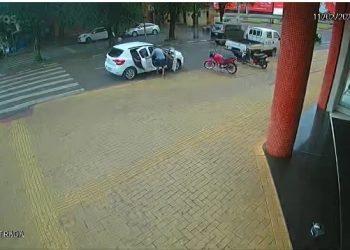 Violência explode em Foz: câmeras flagram assalto truculento na Vila Portes
