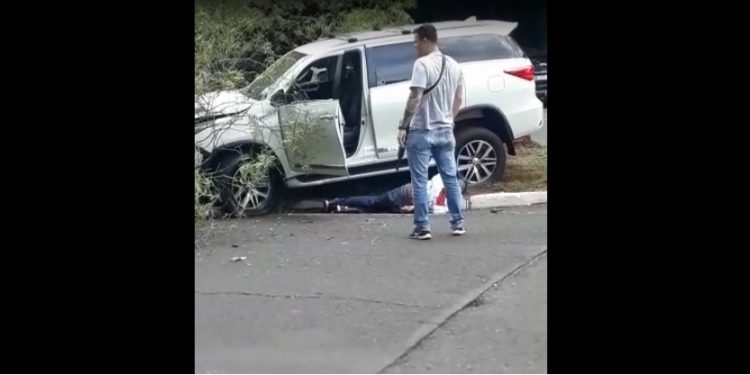 Bombeiro de folga flagra assalto e atinge criminoso com dois disparos na Vila A