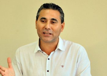 Oeste: prefeito preso com galos de rinha em carro oficial é solto e diz que não é dono dos animais
