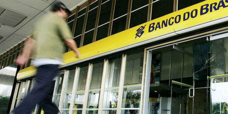 Funcionários do Banco do Brasil aprovam estado de greve e paralisação no dia 10