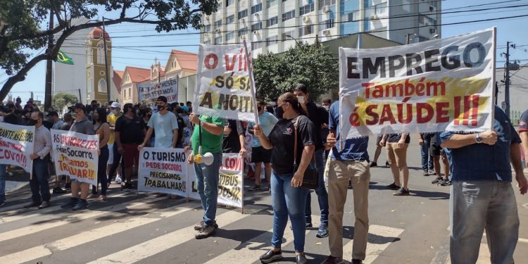 Prefeitura recebe representantes de eventos, bares e restaurantes, e artistas para esclarecer novo decreto