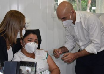 Enfermeira recebe a primeira dose da vacina contra Covid no Paraguai
