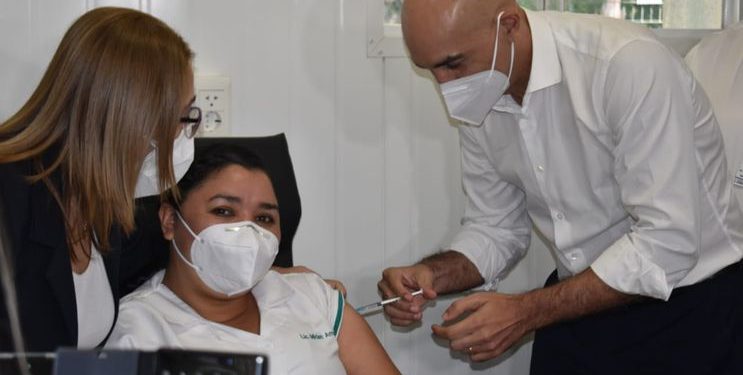 Enfermeira recebe a primeira dose da vacina contra Covid no Paraguai
