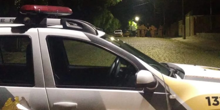 Paraná: policial discute com colega de farda e o mata a tiros dentro da viatura