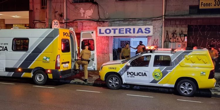 Em Curitiba, polícia flagra suspeito estuprando funcionária de lotérica após assalto; vídeo