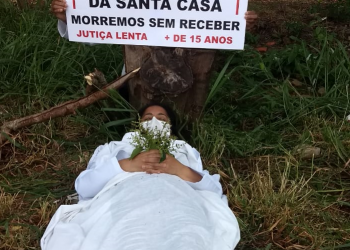 Ex-Funcionários da Santa Casa protestam durante visita de Bolsonaro a Foz