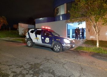 Mãe é presa oferecendo filha de 12 anos para sexo com 3 homens em troca de droga