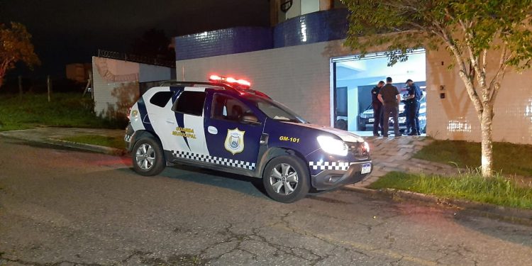 Mãe é presa oferecendo filha de 12 anos para sexo com 3 homens em troca de droga