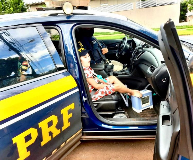 Criança de Medianeira realiza sonho de conhecer Polícia Rodoviária Federal