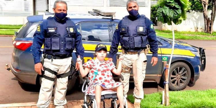 Criança de Medianeira realiza sonho de conhecer Polícia Rodoviária Federal