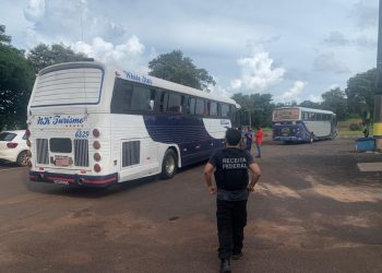 Receita Federal e BPFron retiveram 4 ônibus de turismo na BR-277 na última semana