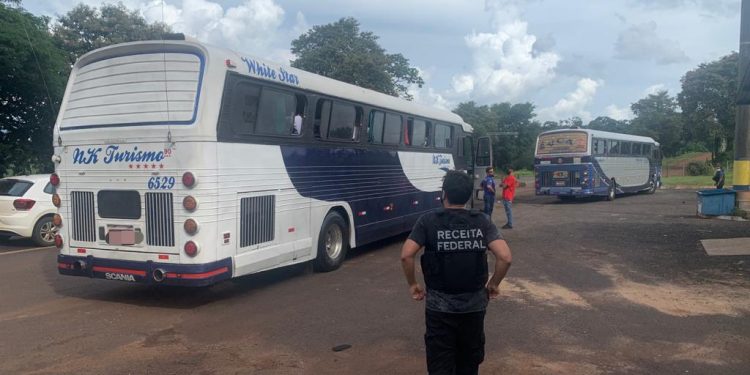 Receita Federal e BPFron retiveram 4 ônibus de turismo na BR-277 na última semana