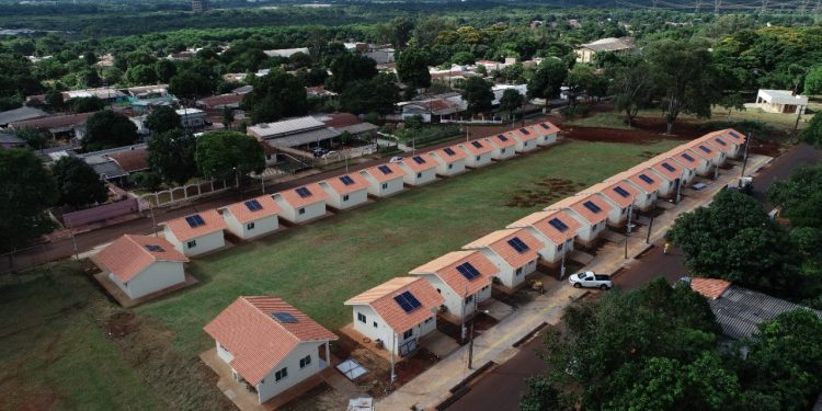 Prefeitura entrega chave da casa própria a 25 famílias da Vila C