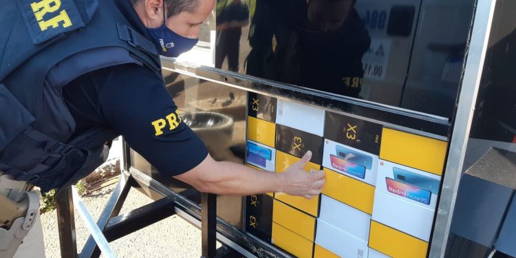PRF encontra celulares em fundo falso de reboque em Santa Terezinha de Itaipu