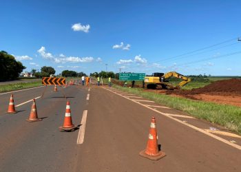 Serviços de drenagem é realizado na BR-277, em Sta. Terezinha de Itaipu