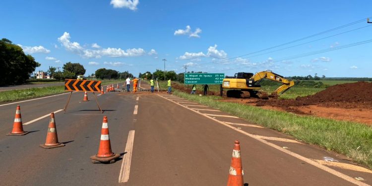Serviços de drenagem é realizado na BR-277, em Sta. Terezinha de Itaipu