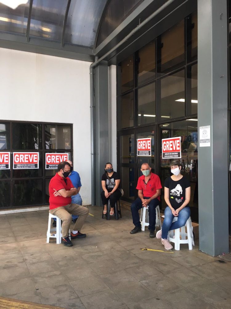 Caixas do Banco do Brasil paralisam atividades em Foz