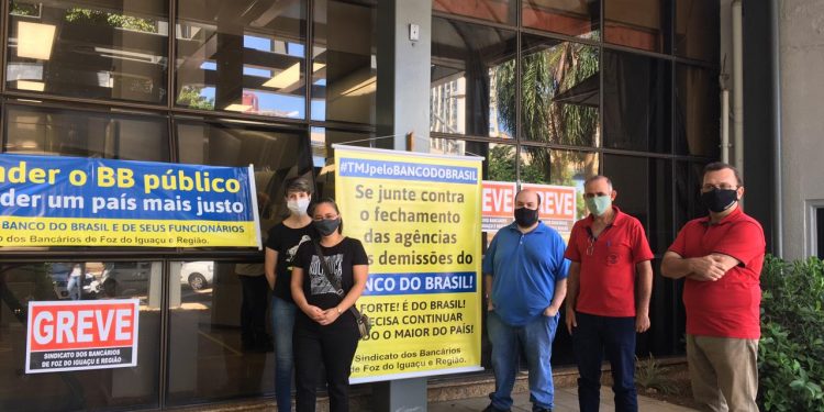 Caixas do Banco do Brasil paralisam atividades em Foz