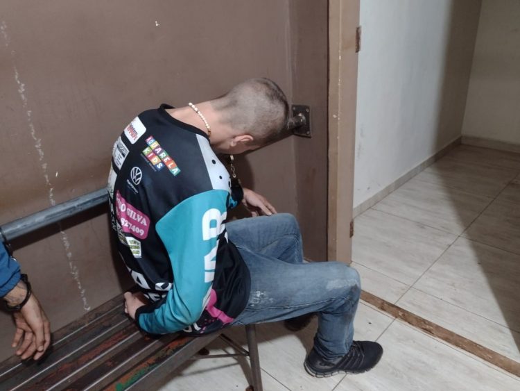 PM prende dois e apreende menor suspeitos de assalto na Vila Portes