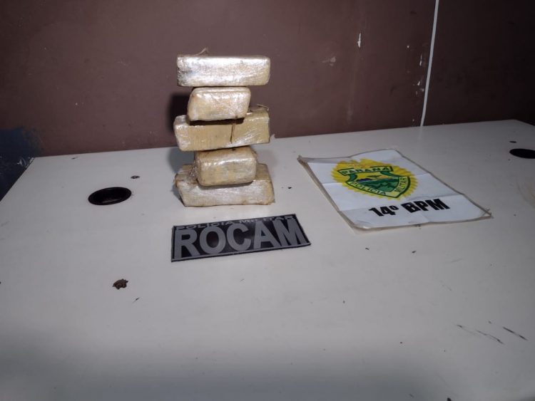 PM prende dois e apreende menor suspeitos de assalto na Vila Portes