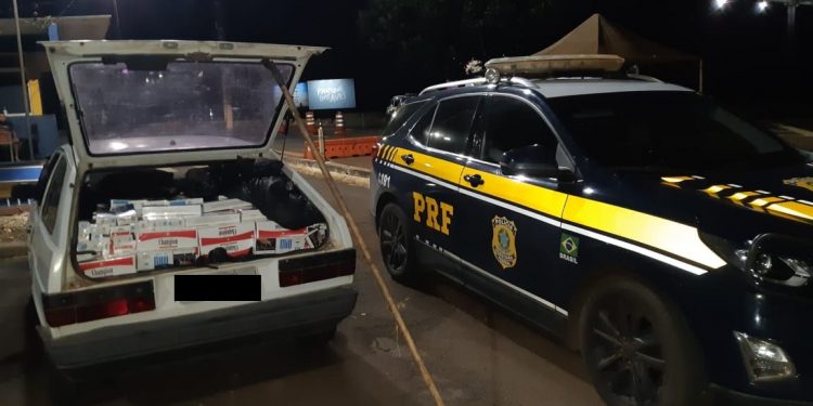 PRF apreende carro carregado de cigarros em Santa Terezinha de Itaipu