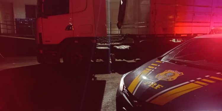 PRF apreende carga milionária de cigarros paraguaios