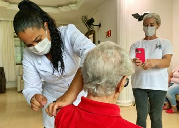 Idosos com mais de 87 anos já podem se vacinar contra a Covid-19 em Foz