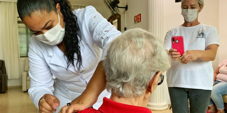 Idosos com mais de 87 anos já podem se vacinar contra a Covid-19 em Foz