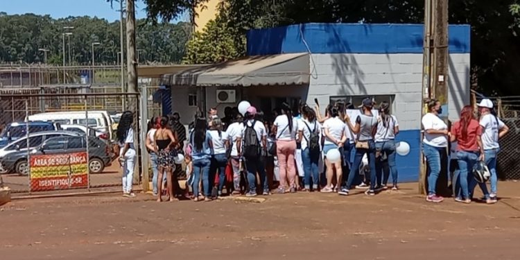Familiares de presos protestam em Foz contra proibição de visitas nas penitenciárias