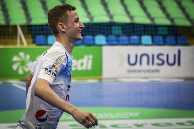 Foz Cataratas vence de goleada e está na semifinal na Taça Brasil