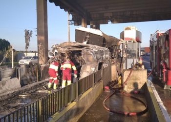 Motorista morre após caminhão pegar fogo em praça de pedágio na BR-277; vídeo