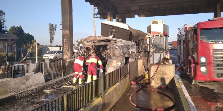 Motorista morre após caminhão pegar fogo em praça de pedágio na BR-277; vídeo