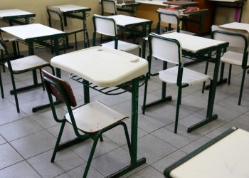Dez colégios de Foz e região registram casos de covid-19 em educadores
