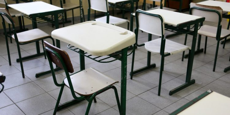 Dez colégios de Foz e região registram casos de covid-19 em educadores