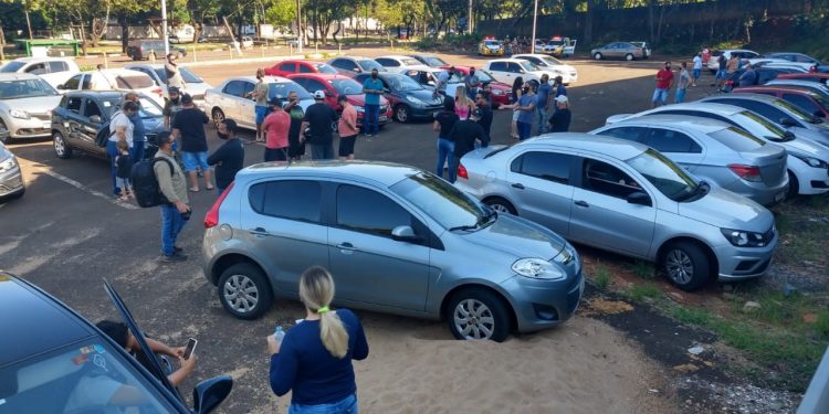 Motoristas de aplicativos protestam em Foz e dizem que trabalho está inviável
