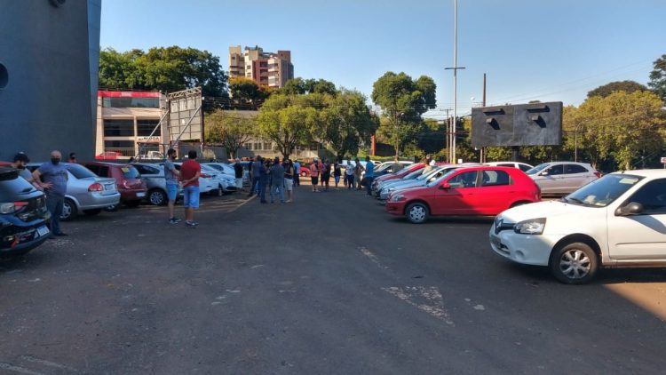 Motoristas de aplicativos protestam em Foz e dizem que trabalho está inviável