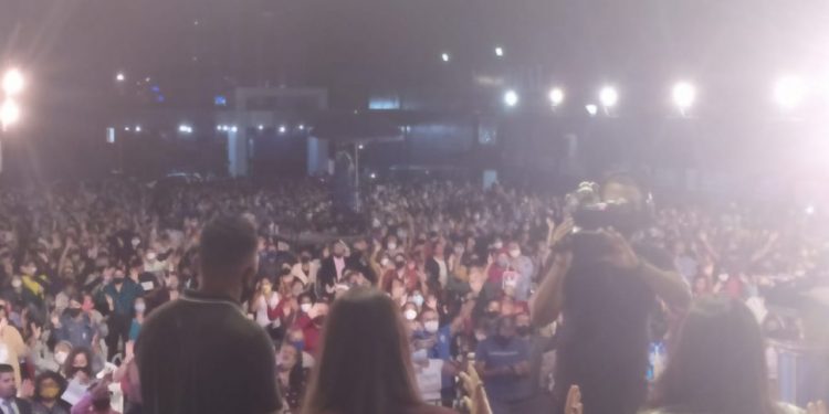 Fiscalização fecha culto religioso com 2,5 mil fiéis em Curitiba
