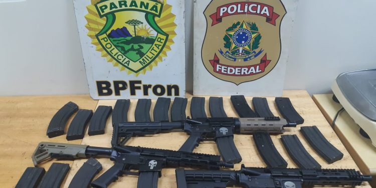 Duas pessoas são presas com fuzis e carregadores