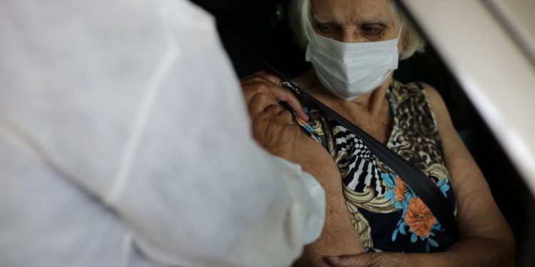 Idosos com mais de 80 anos começam a ser vacinados contra o Coronavírus nesta sexta (26)