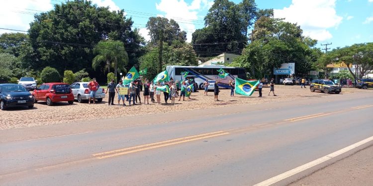 Em Foz, Bolsonaro conversa com motoristas que protestavam contra preço dos combustíveis