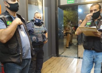 Fiscalização encerra baile funk com adolescentes em Foz e fecha tabacaria