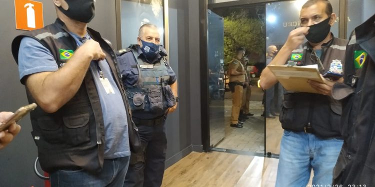 Fiscalização encerra baile funk com adolescentes em Foz e fecha tabacaria